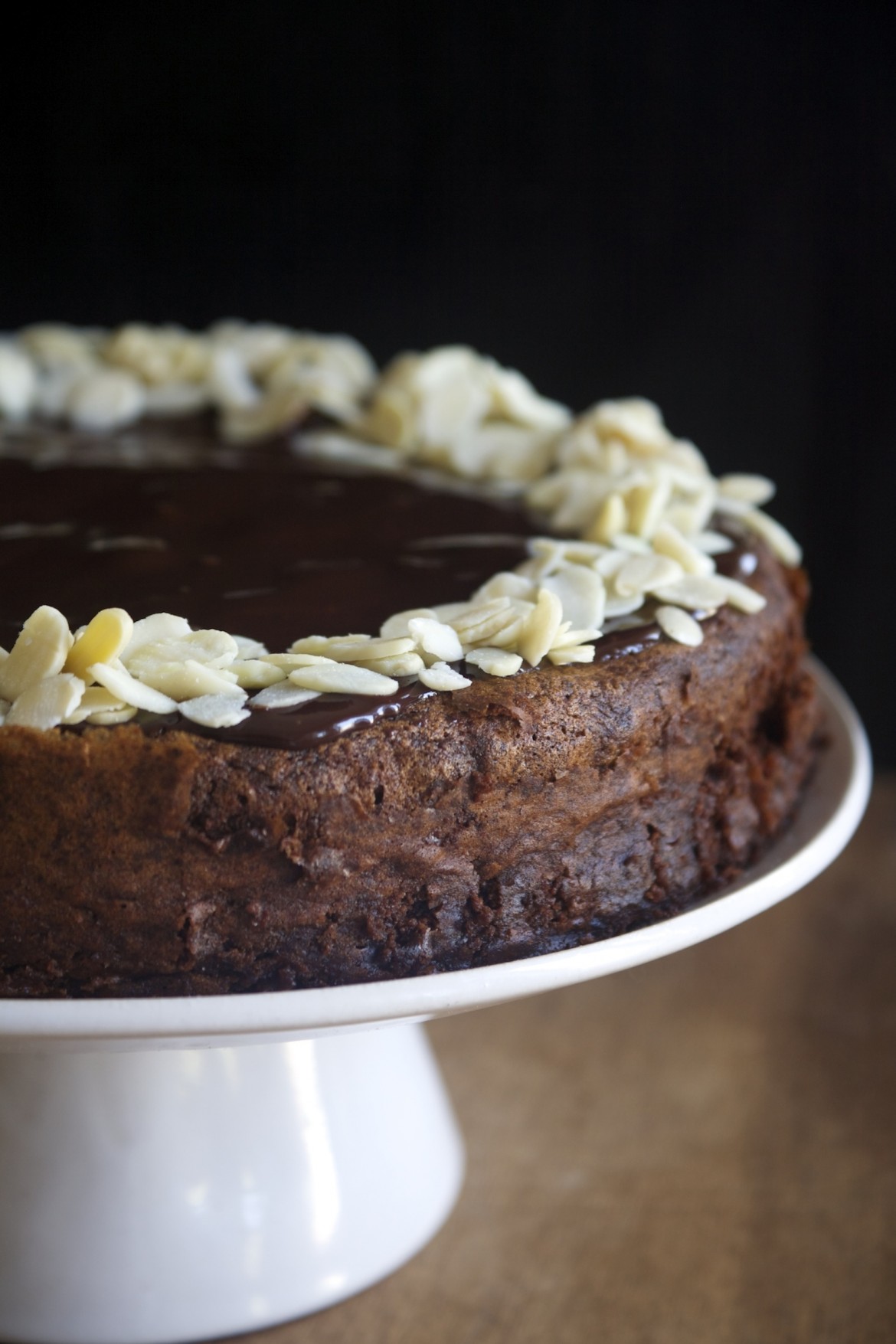 עוגת שוקולד שמרים עם פלפל על צלחת הגשה - הבלוג נשואה למאפייה של קרן אגם