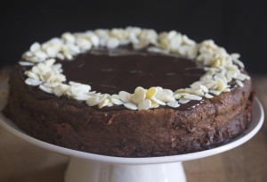 עוגת שוקולד שקדים ודבש ללא קמח - נשואה למאפייה קרן אגם
